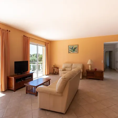 Spacious With Pool *