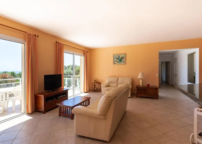 Spacious With Pool *