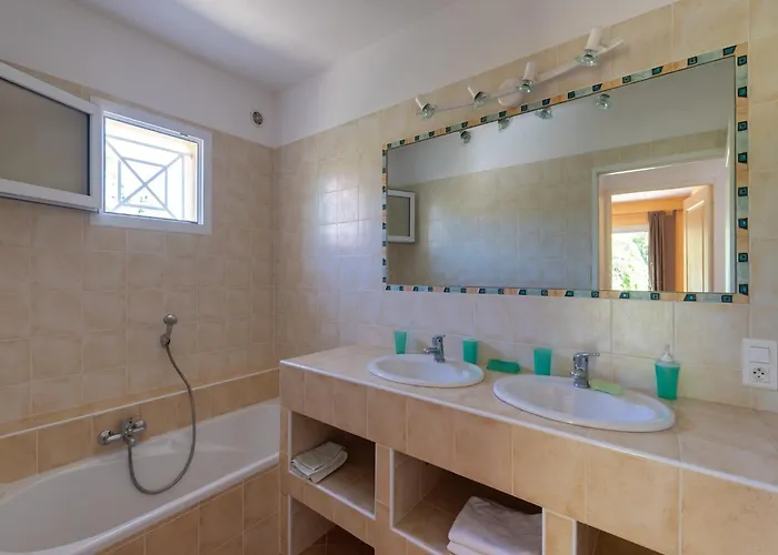 Spacious With Pool *