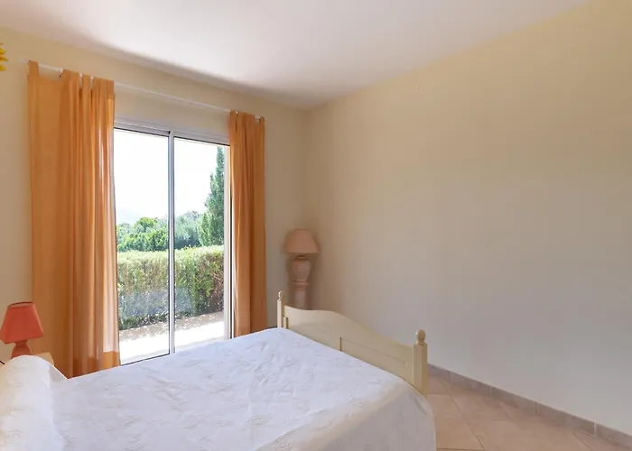 Spacious With Pool *